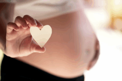 zwangere vrouw ontvangt acupunctuurbehandeling in Haarlem